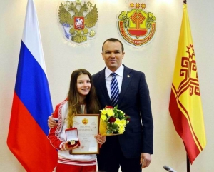 Глава Чувашии поздравил чемпионку II зимних юношеских Олимпийских игр Лану Прусакову